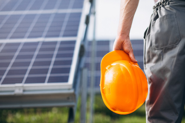 man-worker-firld-by-solar-panels_1303-15555